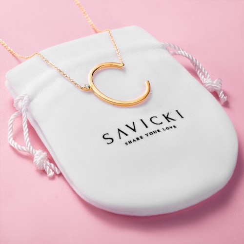 Naszyjnik celebrytka litera C Savicki: srebrny pozłacany, biały szafir